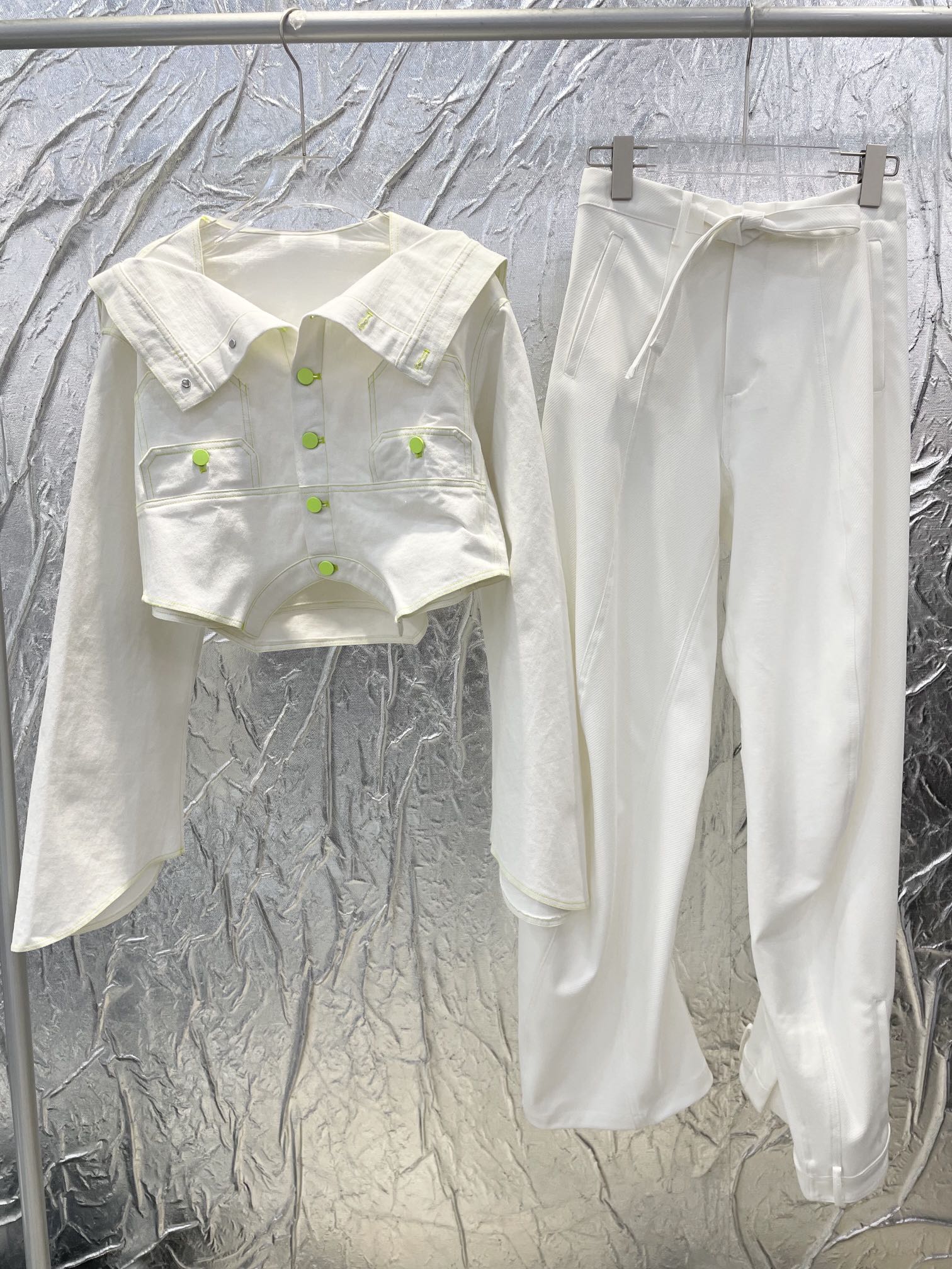 2022 년 새 의류, 가을과 겨울을위한 새로운 스타일의 불규칙한 구조 흰색 정장